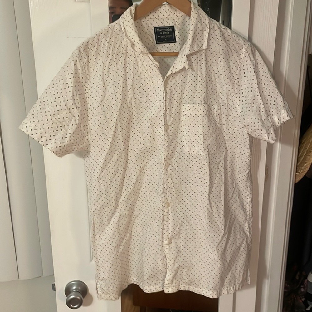 COPY - Abercrombie short sleeve with black dots medium